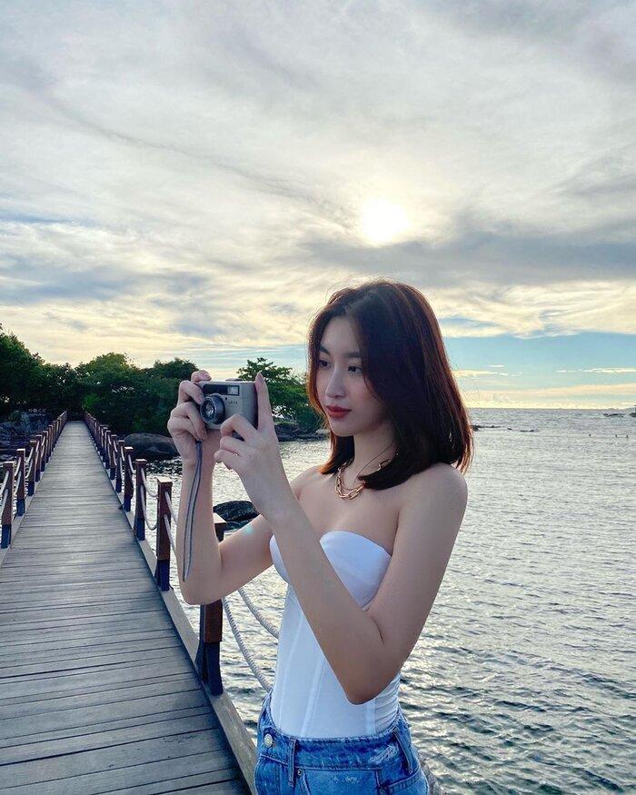 Đỗ Mỹ Linh giờ cũng lên đồ gợi cảm với áo cúp ngực chẳng kém gì Ngọc Trinh-3