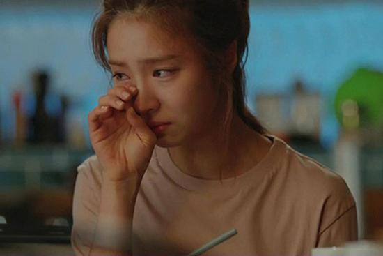 Chỉ vì sơ suất nhỏ khi nhà có khách mà chồng hất đổ cả mâm cơm