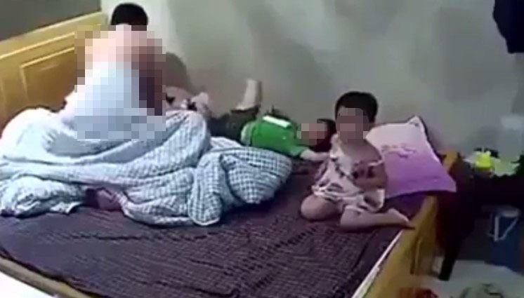 Cặp vợ chồng thản nhiên che chăn hành sự ngay trước mặt 2 con nhỏ-1