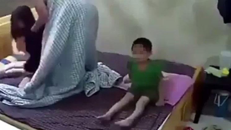 Cặp vợ chồng thản nhiên che chăn hành sự ngay trước mặt 2 con nhỏ-3