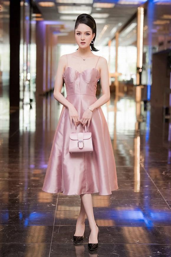 Trang phục hồng cánh sen khó nhằn được Chi Pu - HHen Niê cân đẹp-10