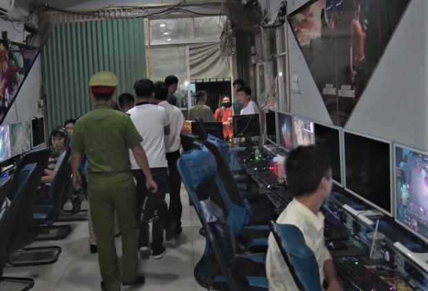 Triệu Quân Sự ngủ ở bãi biển Đà Nẵng, dạo chơi phố cổ Hội An và bình thản nói các anh bắt em đi khi công an ập vào quán game ở Tam Kỳ-3