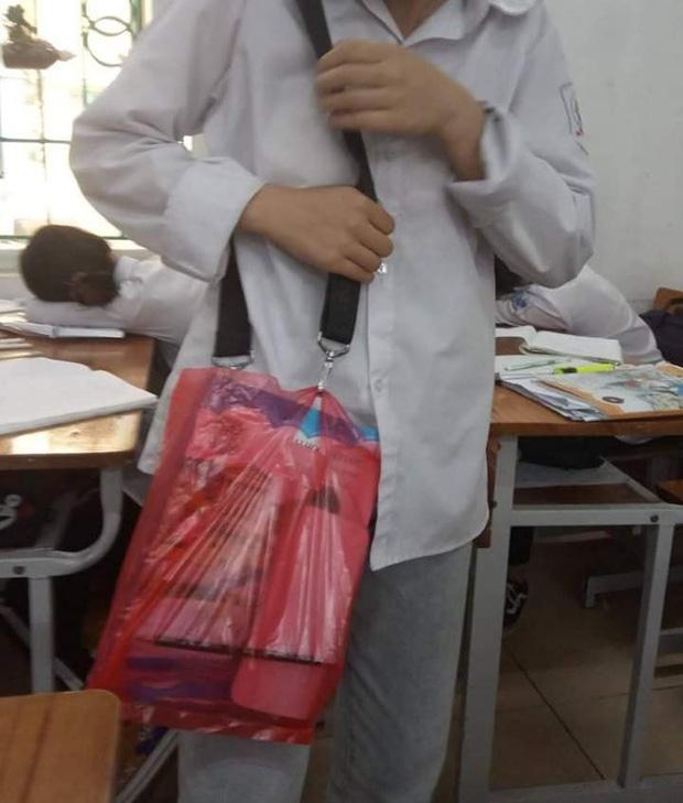 Bị các bạn troll giấu cặp chỉ để lại dây đeo, nữ sinh có pha xử lý sáng tạo không ai ngờ tới-2