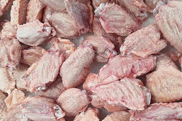 Nhờ chặt đôi cái đùi gà để dễ tẩm ướp, cô gái choáng váng với tài múa dao cực gắt của bác chủ hàng-3