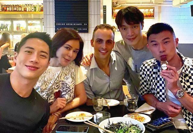 Quan Chi Lâm tuổi 58 hẹn hò nam người mẫu trẻ-2