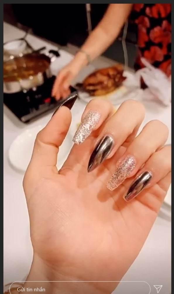 Đừng tô xanh đỏ tím vàng nữa, móng tay bạc lấp lánh mới là chân ái của quý cô Vbiz-4