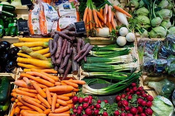 Ảnh hưởng mưa bão giá rau ở Hà Nội tăng gấp đôi: Bữa cơm tiền rau gần bằng tiền mua thịt, cá-3