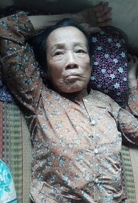 Cụ bà 80 tuổi ở Cà Mau liệt giường bị con dâu và cháu nội chở đi vứt vào nhà hoang-1