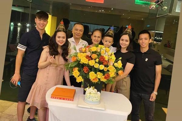 Vợ Duy Mạnh khoe quà xinh mới sắm cho con sắp chào đời, Nhật Linh hỏi khó Văn Đức về tình yêu-2