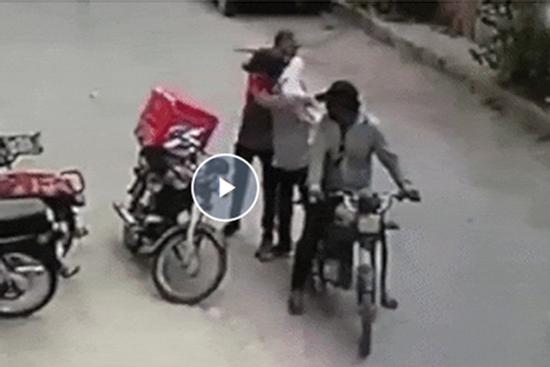 Thấy anh shipper 'khóc hết nước mắt', 2 tên cướp trả lại đồ rồi vỗ vai an ủi trước khi biến mất