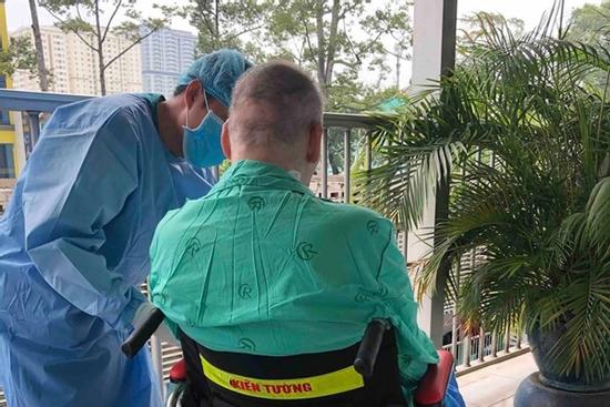 Bệnh nhân Covid-19 số 91 phi công người Anh có thể ngồi máy bay về nước