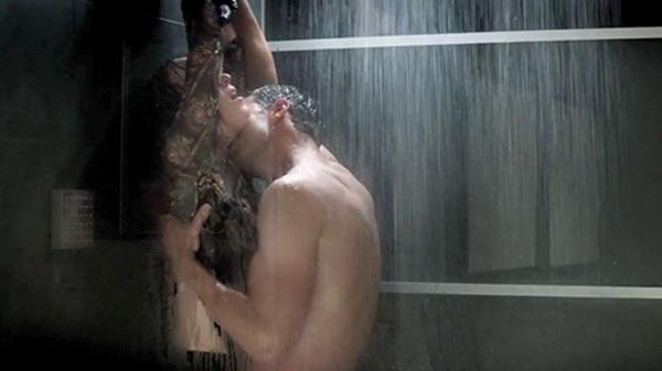 Với các diễn viên, việc thực hiện những cảnh giường chiếu thật chẳng sung sướng gì. Dakota Johnson của 50 sắc thái từng chia sẻ rằng cô toát mồ hôi và không hề thấy thoải mái khi thực hiện những cảnh nóng bỏng với ‎Jamie Dornan. Còn nam diễn viên thừa nhận việc thực hiện các cảnh sex trong phim là một trải nghiệm phức tạp và rất khó chịu.