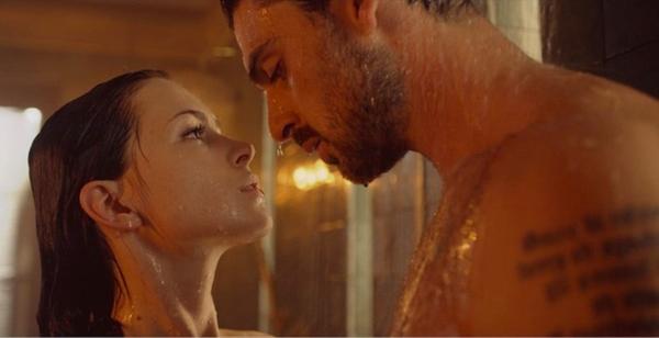 Không ít người phàn nàn rằng họ cảm thấy "bội thực" vì có quá nhiều cảnh xác thịt trong khi cặp nhân vật thiếu diễn biến nội tâm. Trước những đồn đoán cho rằng 2 diễn viên đã quan hệ thật, nhà quay phim của "365 Days" là Bartek Cierlica lên tiếng khẳng định cặp diễn viên chính chỉ "diễn như thật".