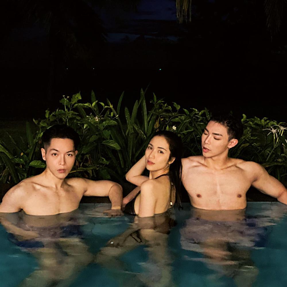 Gia đình Hoa dâm bụt có 3 chị em, body ai nấy sexy hết phần thiên hạ-1