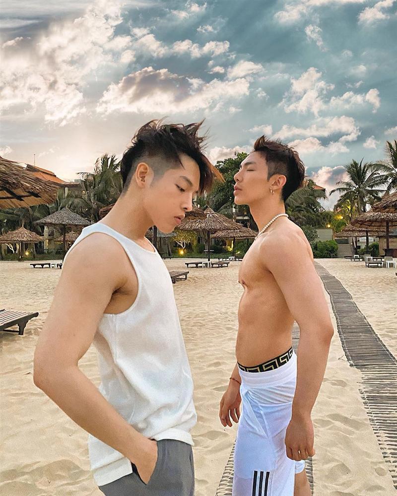 Gia đình Hoa dâm bụt có 3 chị em, body ai nấy sexy hết phần thiên hạ-5