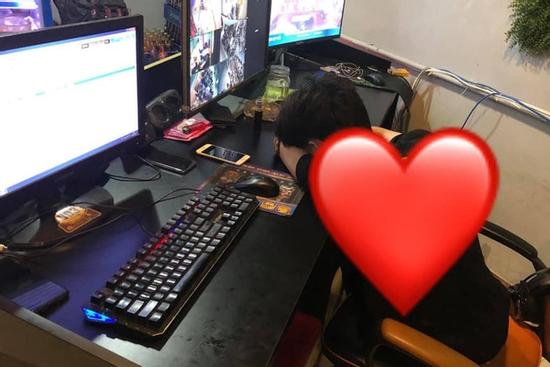 Thanh niên trông quán net ngủ gật, quên không thu tiền của khách, biết được lý do, ông chủ đưa ngay 4 triệu