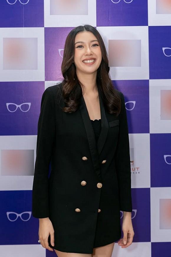 Giữa tin đồn bầu bí, Thuý Vân diện cả cây đen, không ngại khoe dáng toàn thân khi dự sự kiện-3