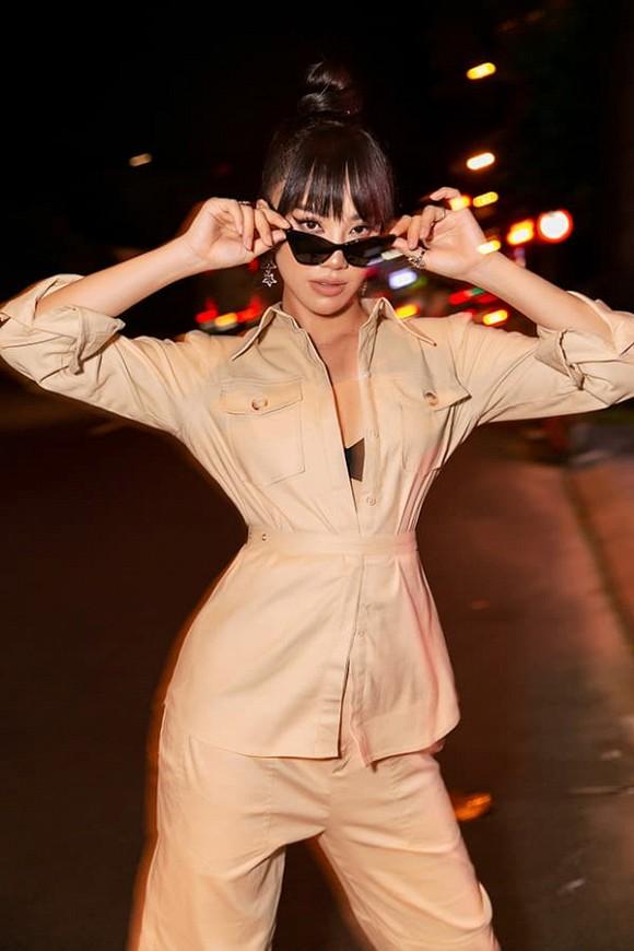 Giữa tin đồn bầu bí, Thuý Vân diện cả cây đen, không ngại khoe dáng toàn thân khi dự sự kiện-9