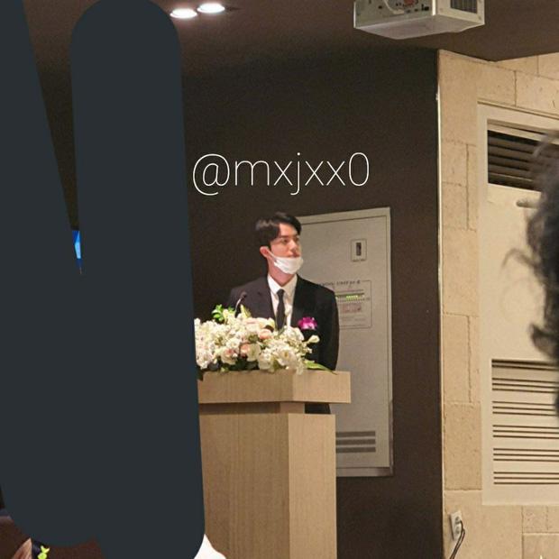 Netizen đang phát sốt vì anh cả BTS dự đám cưới bạn thân 15 năm: Ảnh chất lượng thấp nhưng visual chất lượng cao!-1