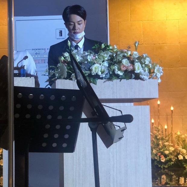 Netizen đang phát sốt vì anh cả BTS dự đám cưới bạn thân 15 năm: Ảnh chất lượng thấp nhưng visual chất lượng cao!-2