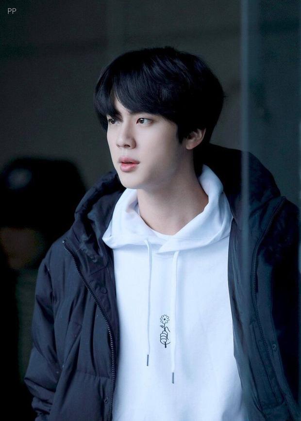 Netizen đang phát sốt vì anh cả BTS dự đám cưới bạn thân 15 năm: Ảnh chất lượng thấp nhưng visual chất lượng cao!-9