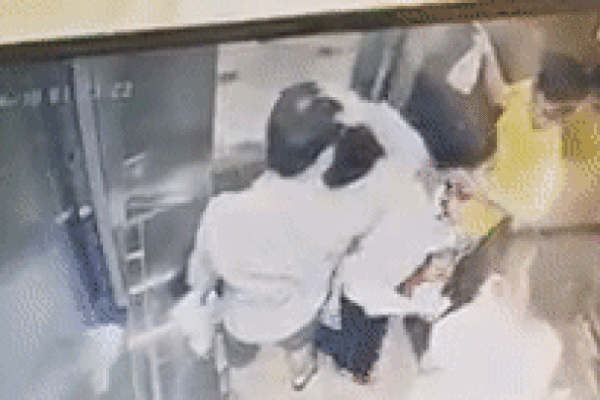 Clip: Người đàn ông vô cớ củng đầu, tát cậu bé ngã dúi trong thang máy chung cư ở Hà Nội