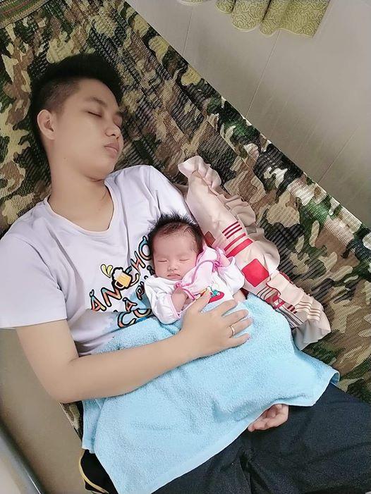 Con gái 1 tháng tuổi của người đàn ông đầu tiên sinh con ở Việt Nam càng lớn càng yêu-7