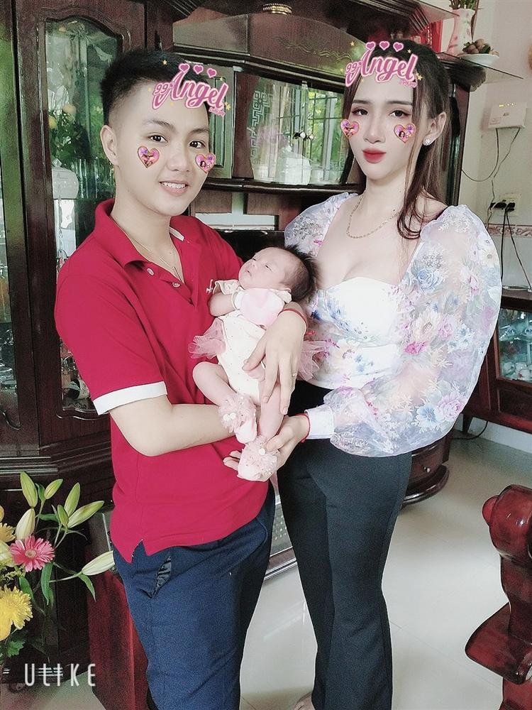 Con gái 1 tháng tuổi của người đàn ông đầu tiên sinh con ở Việt Nam càng lớn càng yêu-10