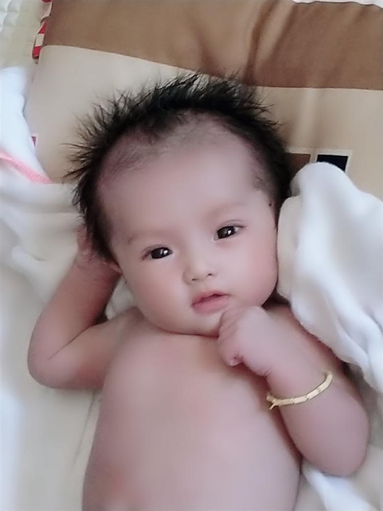 Con gái 1 tháng tuổi của người đàn ông đầu tiên sinh con ở Việt Nam càng lớn càng yêu-8