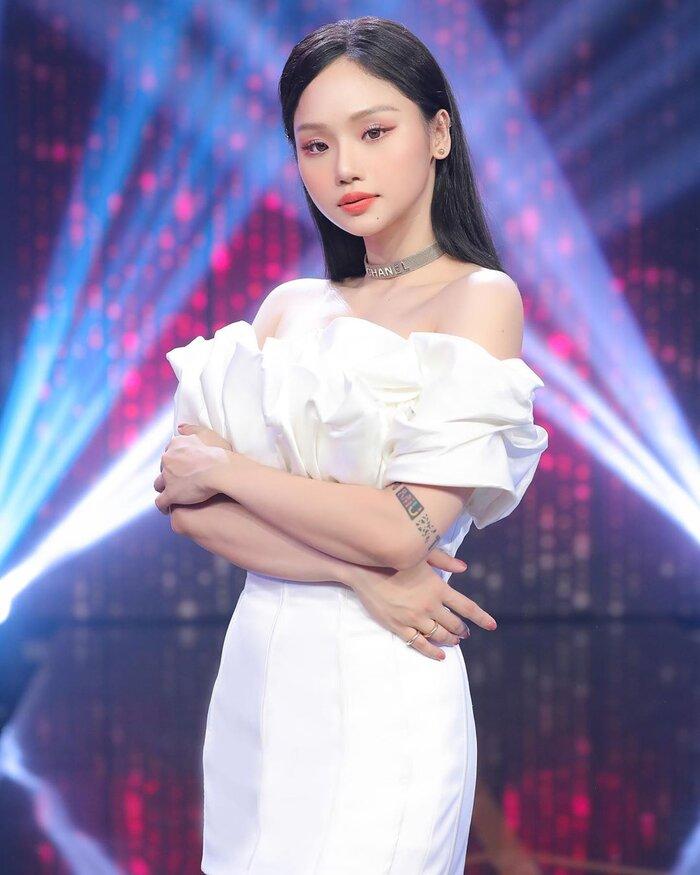 Miu Lê gây tranh cãi khi liên tiếp gác chân lên ghế quán ăn chỉ để chụp ảnh-6