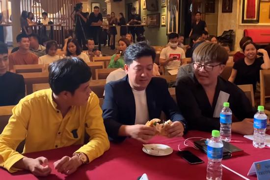 Giàu 'nứt đố đổ vách', Trường Giang vẫn chỉ ăn bánh mỳ 10 nghìn đồng