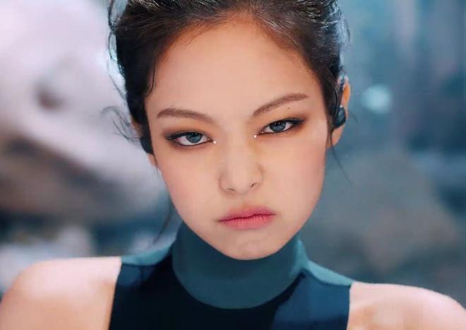 Kiểu trang điểm mắt độc đáo của Jennie bị tố đạo nhái-3