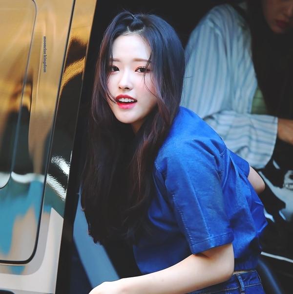 Olivia Hye tên thật là Son Hye Joo, sinh năm 2001. Trước khi gia nhập công ty BlockBerry Creative và trở thành thành viên của LOONA, nữ thần tượng là học viên của FNC Academy. Trong chương trình Ji Suk Jin's 2O'clock Date, Olivia Hye chia sẻ về quãng thời gian làm thực tập sinh ngắn ngủi của mình: 