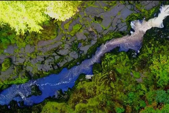 Dòng suối rộng 1,8 m nguy hiểm nhất thế giới