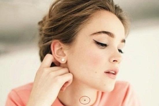 Phụ nữ có nốt ruồi đúng vị trí tài lộc ở cổ, cả đời 'ngồi mát ăn bát vàng'