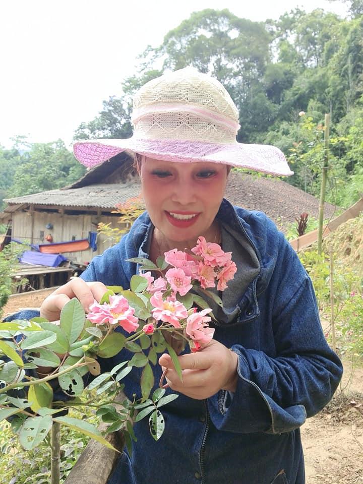 Đăng ảnh chồng trẻ hôn má, cô dâu Cao Bằng 63 tuổi không còn như xưa sau đại phẫu dao kéo-5