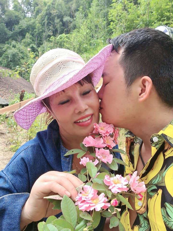 Đăng ảnh chồng trẻ hôn má, cô dâu Cao Bằng 63 tuổi không còn như xưa sau đại phẫu dao kéo-3