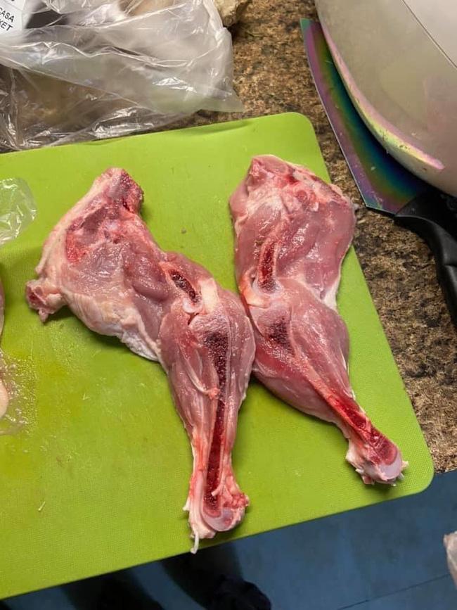 Nhờ chặt đôi cái đùi gà để dễ tẩm ướp, cô gái choáng váng với tài múa dao cực gắt của bác chủ hàng-1