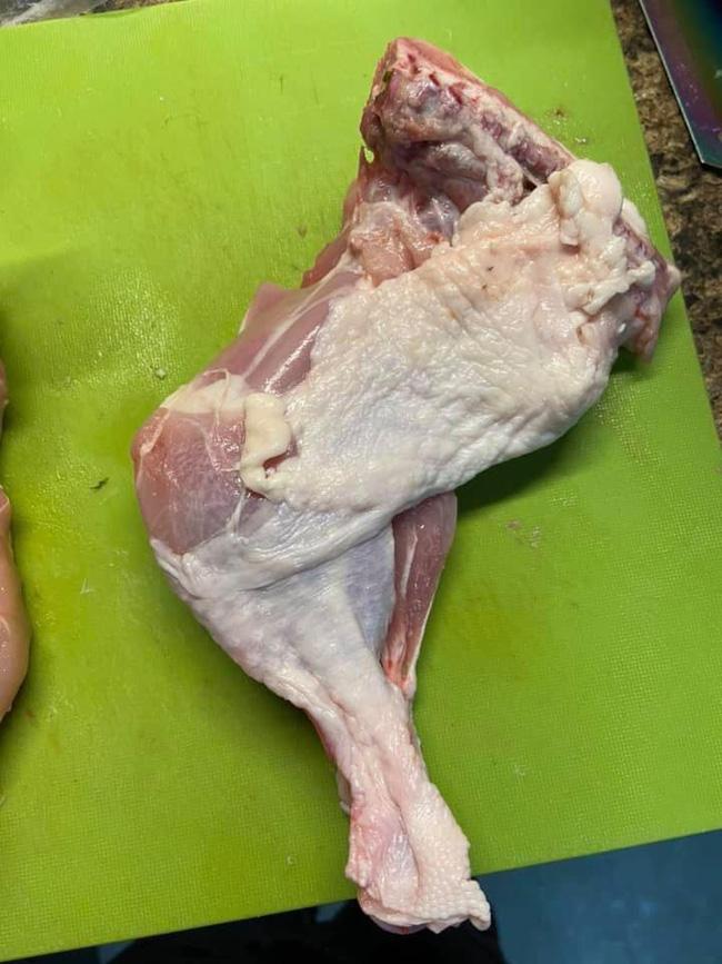 Nhờ chặt đôi cái đùi gà để dễ tẩm ướp, cô gái choáng váng với tài múa dao cực gắt của bác chủ hàng-2