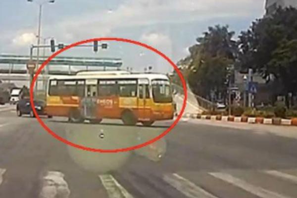 Clip: Xe khách chở 30 học sinh đi chụp ảnh kỷ yếu lật giữa đường ở Sầm Sơn-4