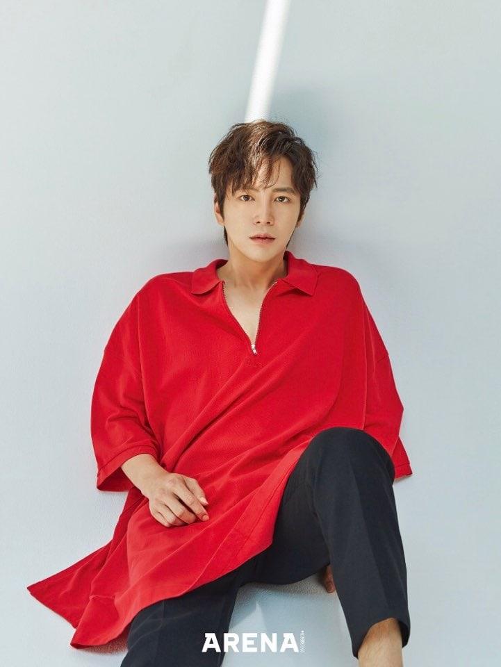 Jang Geun Suk trên ấn phẩm tạp chí Arena Homme Plus, tháng 7. Anh chia sẻ bản thân đang kế hoạch đóng phim, tham dự gameshow mới sau khi xuất ngũ vào tháng trước.