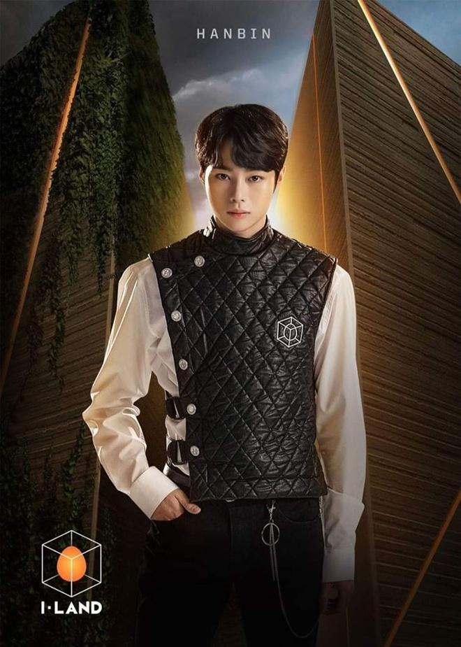 Hot boy Việt và những thực tập sinh show Hàn bị chê chỉnh ảnh quá tay-1