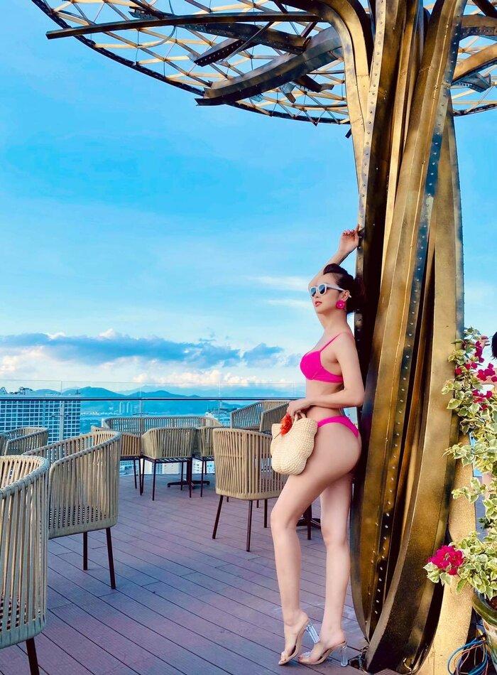 Jennifer Phạm mặc bikini khoe đường cong gợi cảm sau 5 tháng sinh con gái thứ tư-1