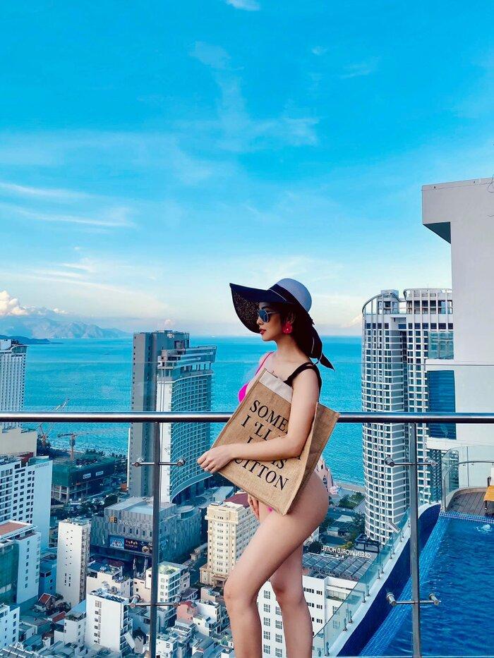 Jennifer Phạm mặc bikini khoe đường cong gợi cảm sau 5 tháng sinh con gái thứ tư-6