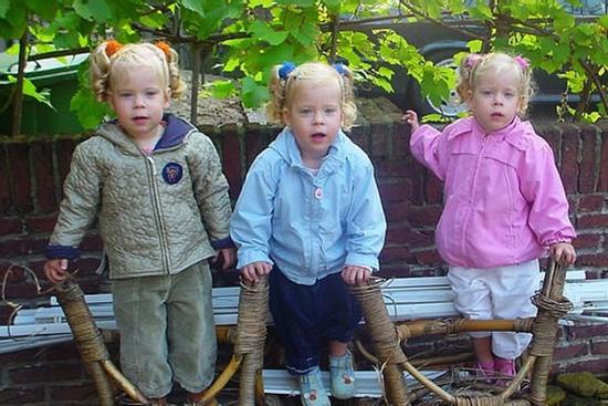 Mẹ than phiền vì 3 con gái làm gì cũng hệt nhau, không thể phân biệt