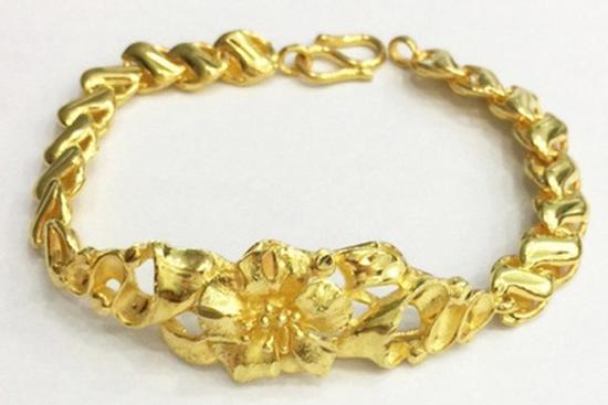 Cháu gái dẫn 5 người xông vào nhà cướp vàng của bà