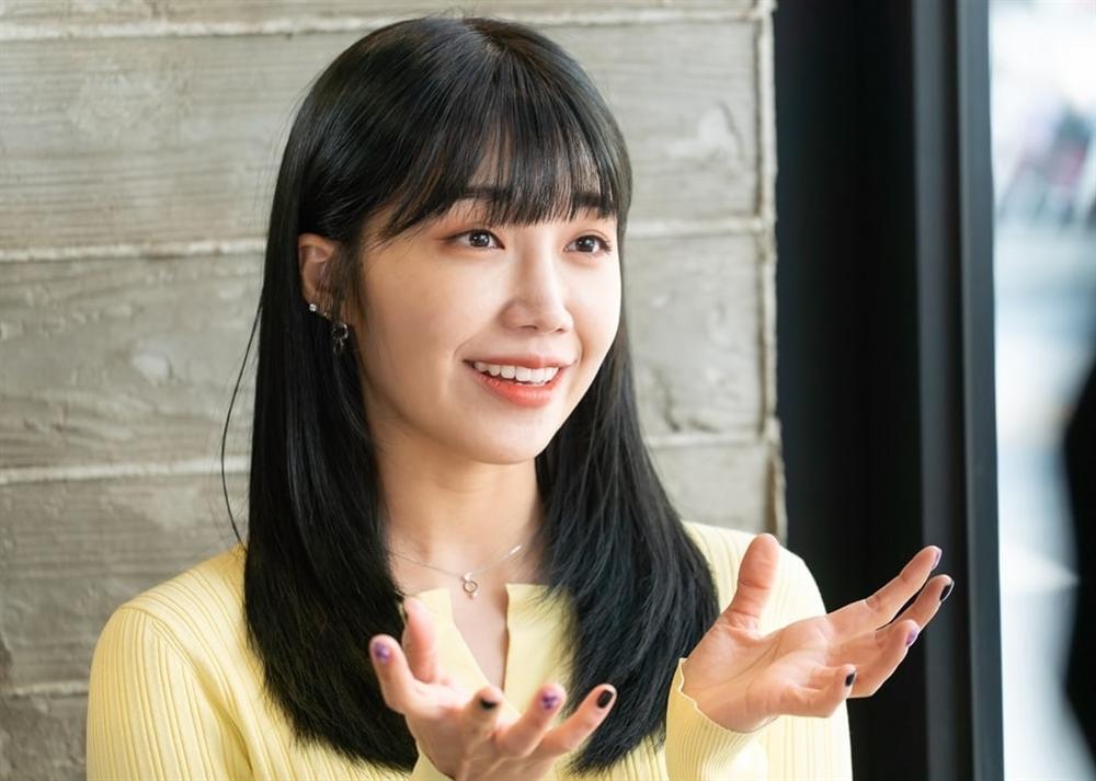 Những ‘bình hoa di động’ bất tài bước ra từ loạt phim kinh điển-1