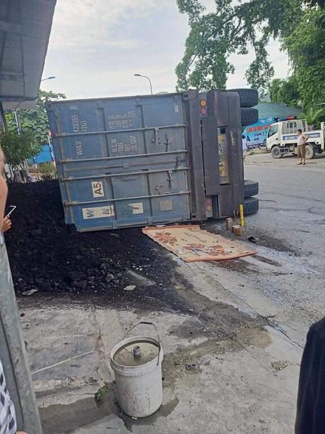 Clip: Hé lộ giây phút xe container lật đổ, đè nát 2 mẹ con đi xe máy, một người thoát chết ở Yên Bái-2