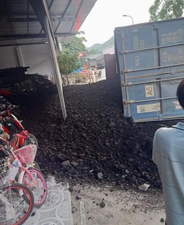 Clip: Hé lộ giây phút xe container lật đổ, đè nát 2 mẹ con đi xe máy, một người thoát chết ở Yên Bái-3