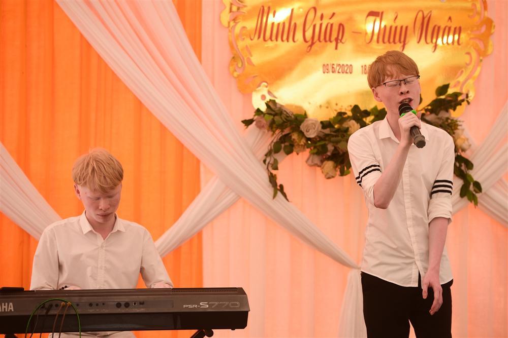 Thế giới riêng của cặp song sinh bạch tạng hiếm có ở Hà Tĩnh-9